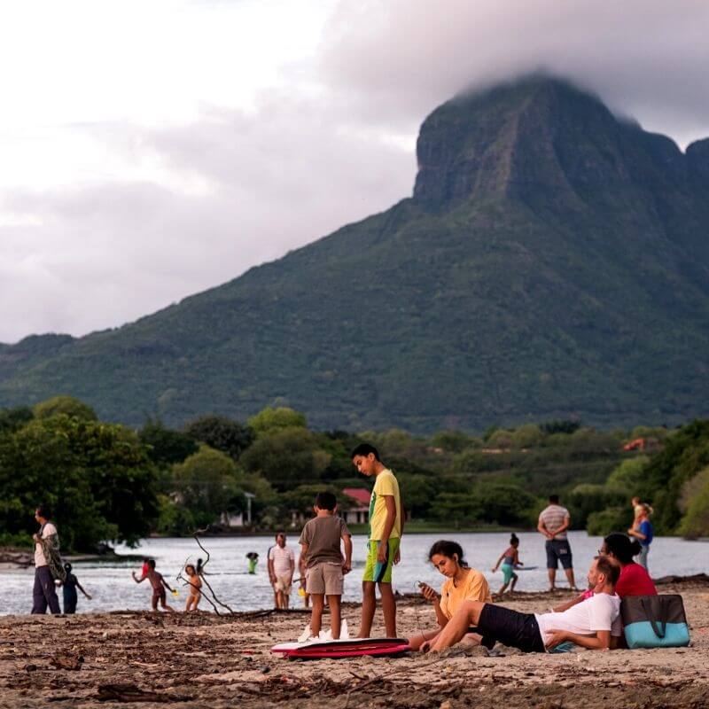 holidays_to_mauritius_people_on_the_beach